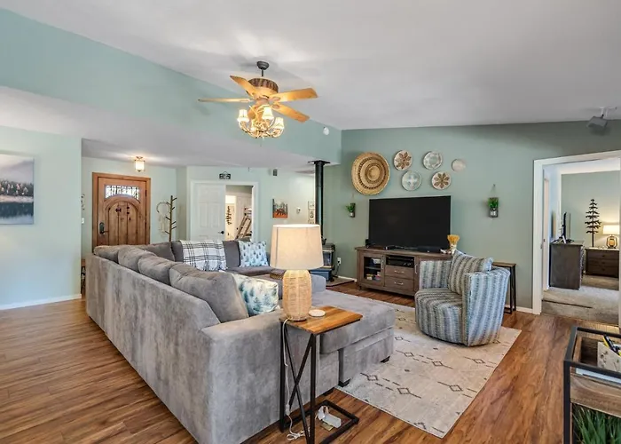 The Nut House - Lovely Home With Hot Tub Home